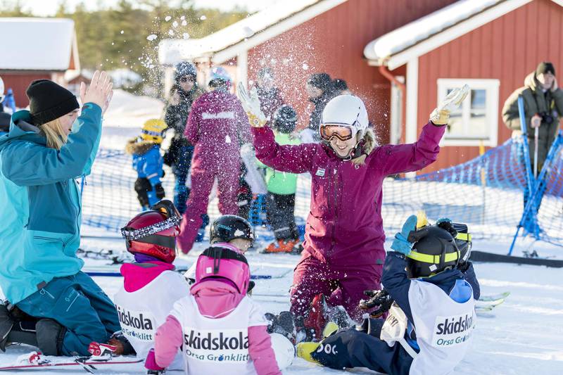 Children playing with guides in the snow at Orsa Grönklitt, Dalarna