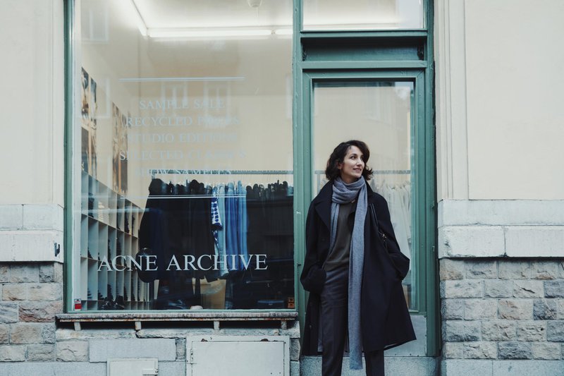 Marina Kereklidou, devant Acne Archive à Stockholm