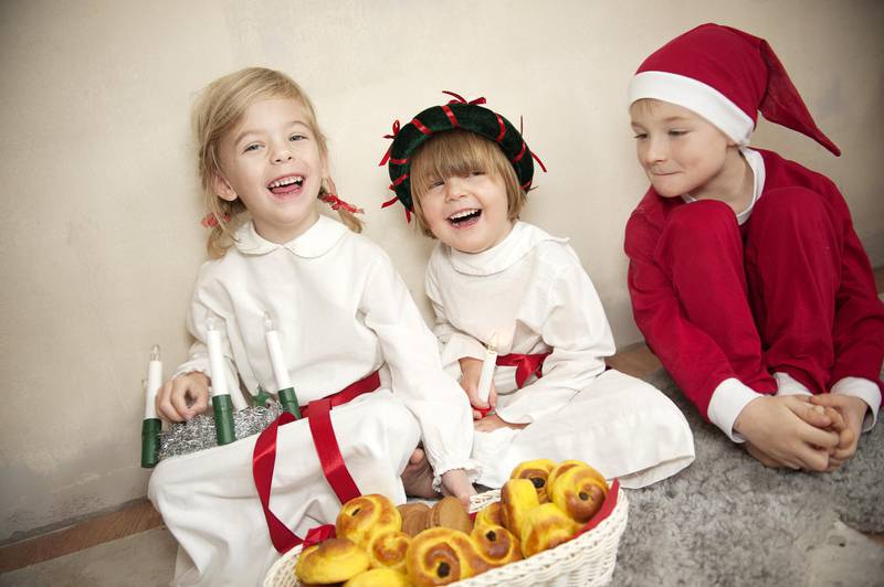 Lucia wird am 13. Dezember gefeiert, wenn die Lucia mit ihrem Gefolge kommt und die Winterdunkelheit erhellt. Normalerweise nehmen Kinder an der Lucia-Prozession teil, und Eltern und Geschwister werden in Schulen und Kindergärten eingeladen. Eine Lucia-Prozession besteht neben Lucia auch aus ihrem Gefolge und Sternjungen. Die Kinder singen traditionelle Lieder und dann kann jeder das Safrangebäck Lussekatter, Pfefferkuchen und Glögg oder Kaffee haben